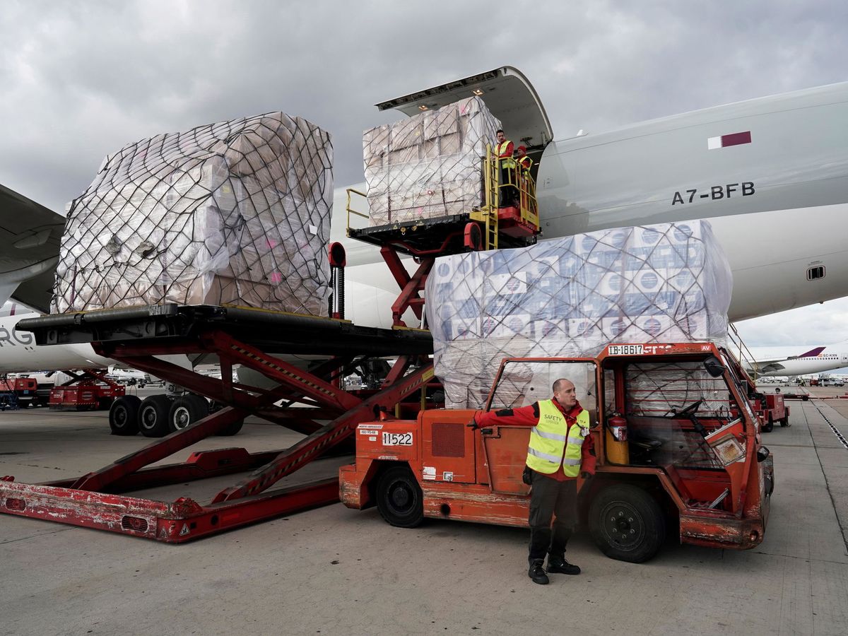 Foto: Llegada del material sanitario desde China, en Barajas. (EFE)
