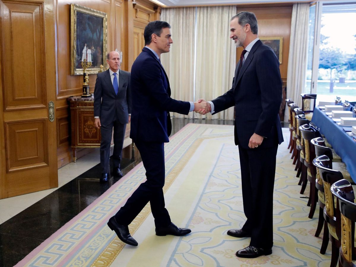 Foto: El Rey saluda a Pedro Sánchez a su llegada al consejo de ministros en Zarzuela. (EFE)