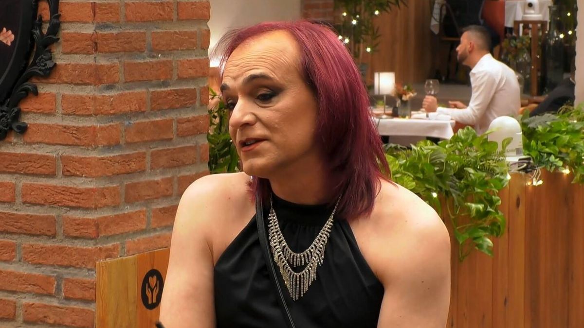 Evelyn, mujer trans, da un valiente paso en 'First Dates' gracias a un consejo que le dio su pareja fallecida