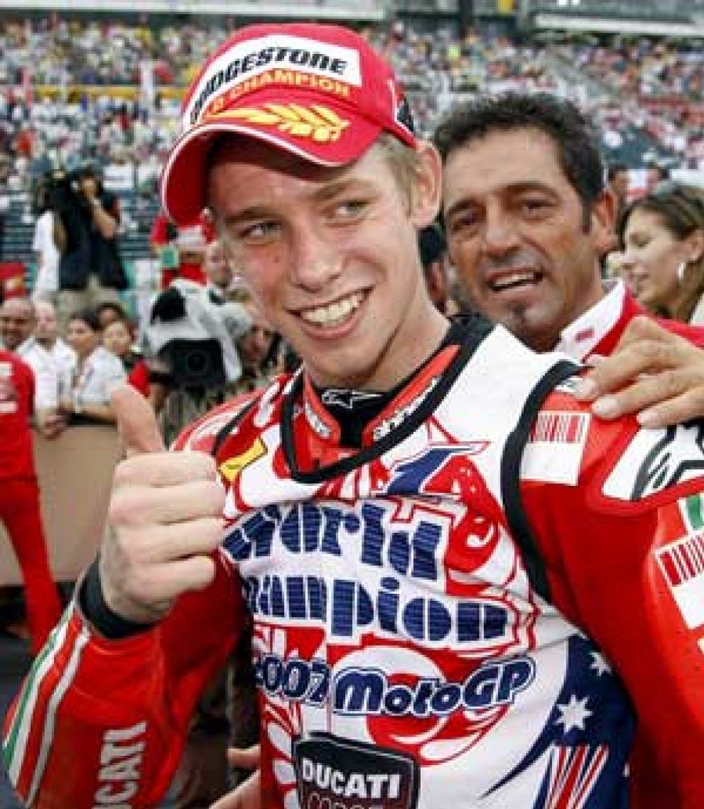Foto: Stoner se alza con el título en MotoGP