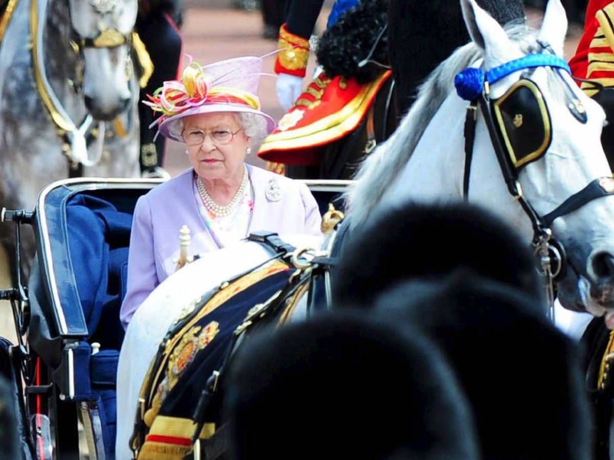 Foto: La reina Isabel II regresa al Palacio de Buckingham tras asistir a la ceremonia del Trooping the Colour en 2010. (Facundo Arrizabalaga/EFE)