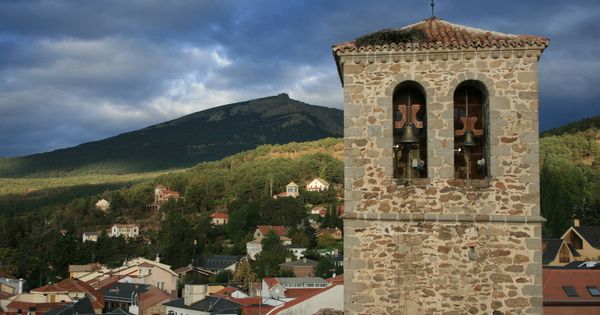 Foto:  La Iglesia, Miraflores de la Sierra y al fondo La Najarra (Ayuntamiento de Miraflores)