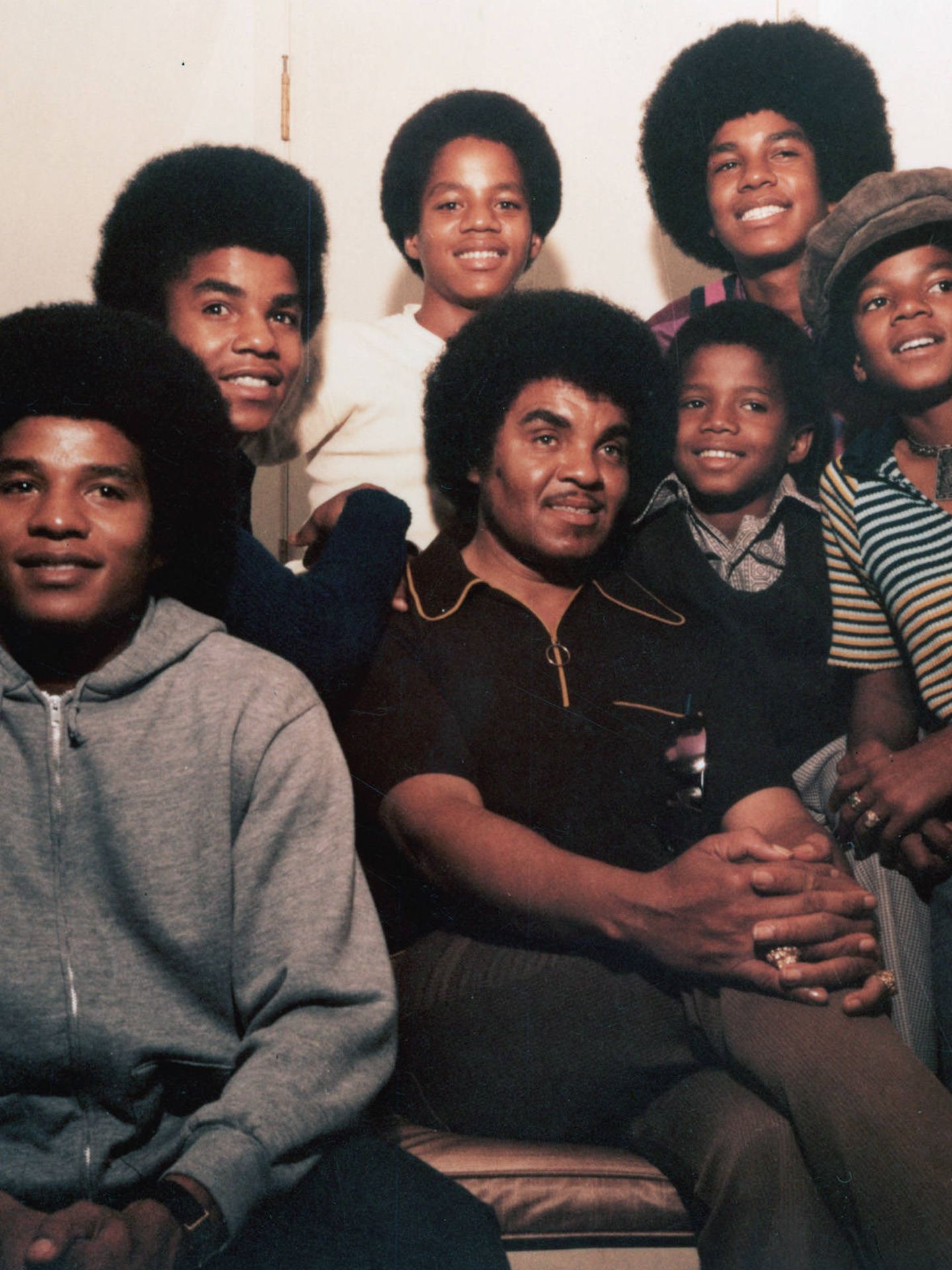 Michael Jackson con sus hermanos Jackie, Tito, Marlon, Jermaine, Randy y su padre, Joseph, en 1971. (Getty)
