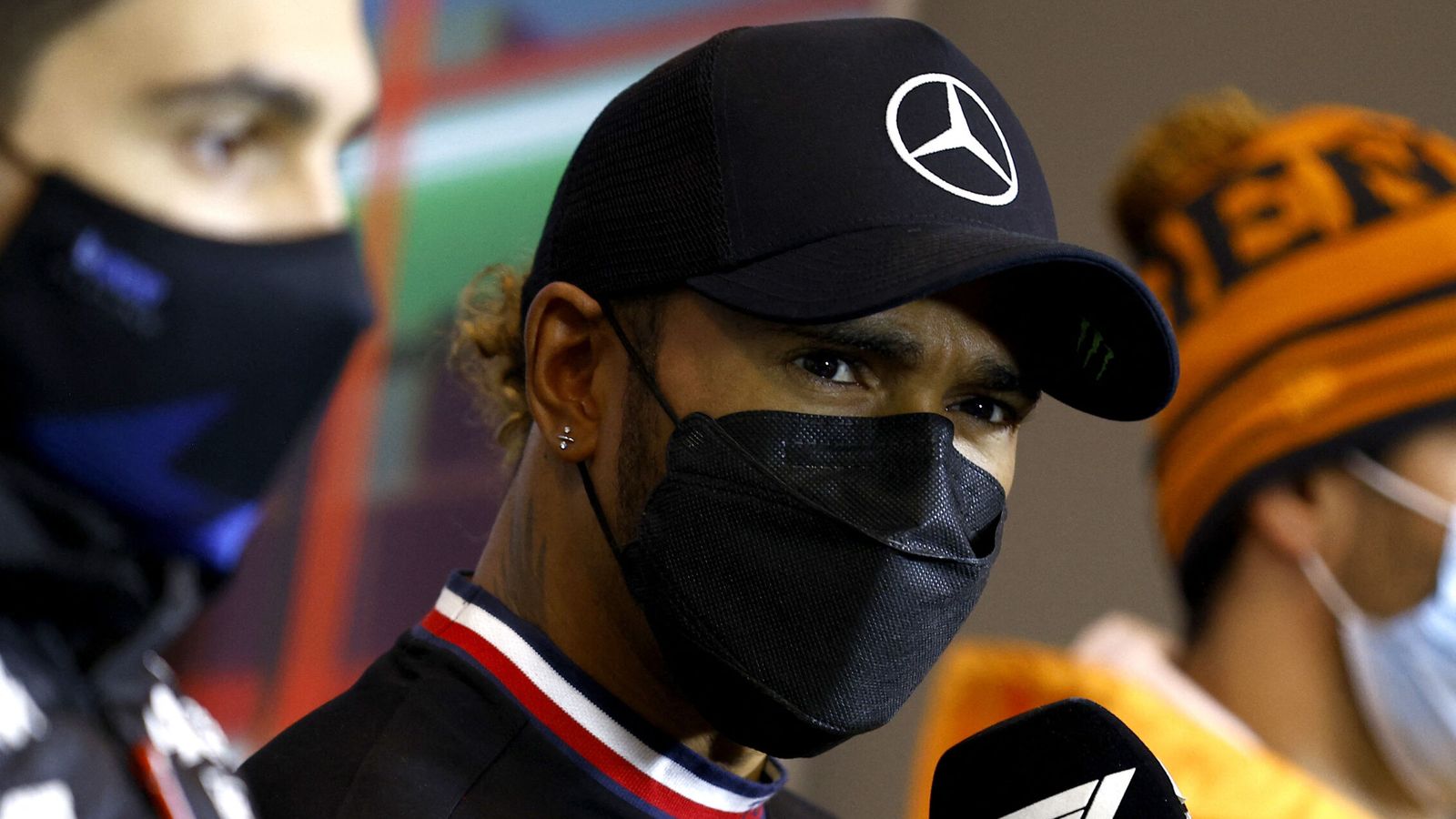 Lewis Hamilton, atendiendo a los medios de comunicación. (Reuters/Hamad I Mohammed)