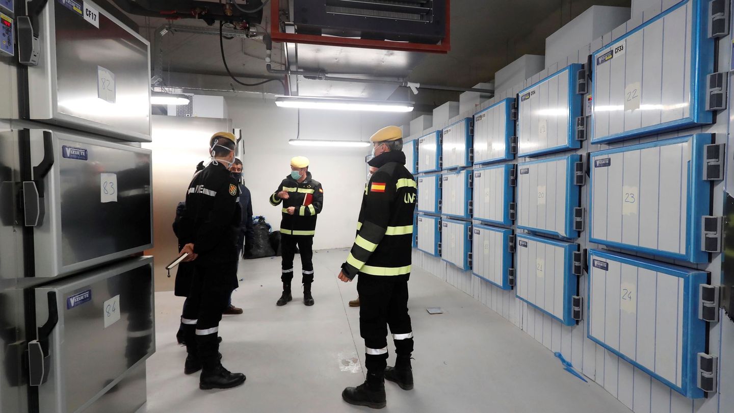 Las cámaras de la segunda morgue habilitada en Madrid por el coronavirus, en la Ciudad de la Justicia. (EFE)