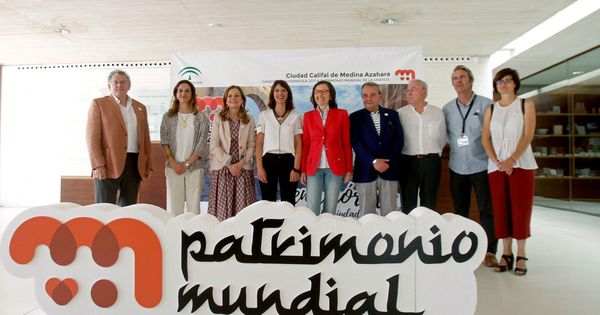 Foto: Foto de familia de las autoridades presentes en el acto celebrado en el museo de Medina Azahara para apoyar la candidatura a Partimonio de la UNESCO. (EFE)