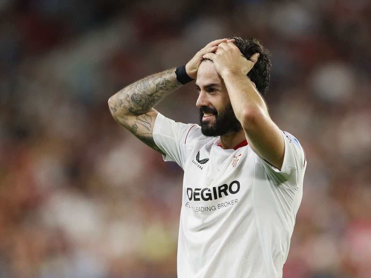 Foto: Isco se lleva las manos a la cabeza en un partido del Sevilla. (EFE/José Manuel Vidal)