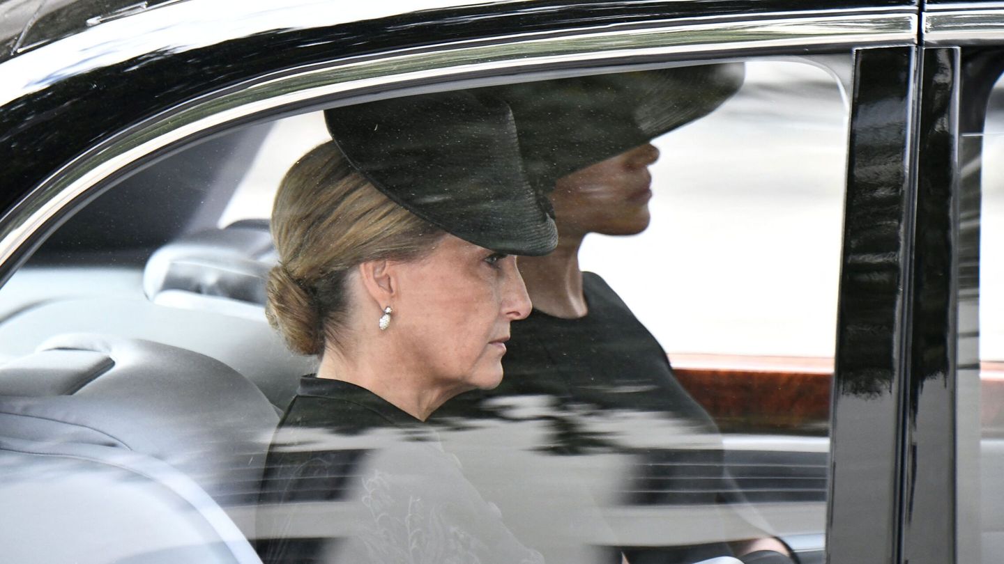 La duquesa de Sussex y Meghan Markle comparten coche en el recorrido a la capilla de San Jorge. (Reuters)