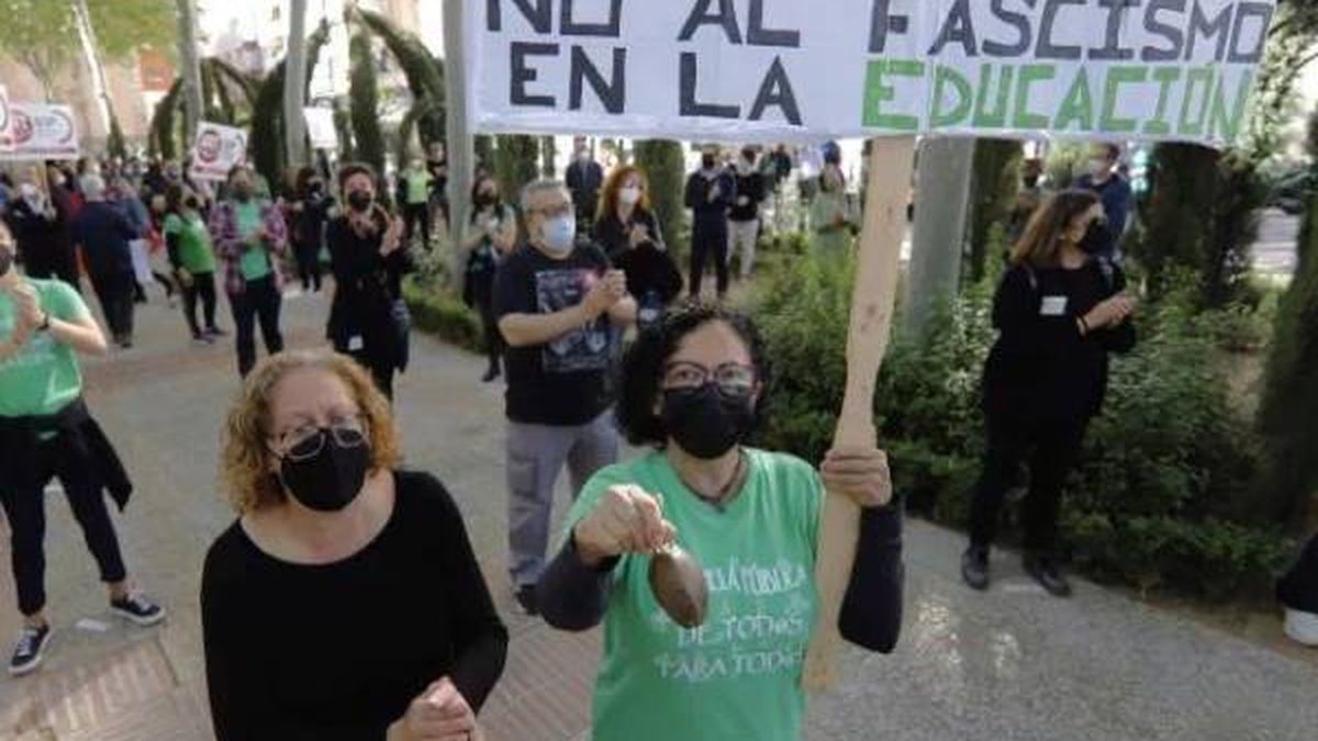 300 personas protestan contra la entrada de la tránsfuga de Vox al Gobierno murciano