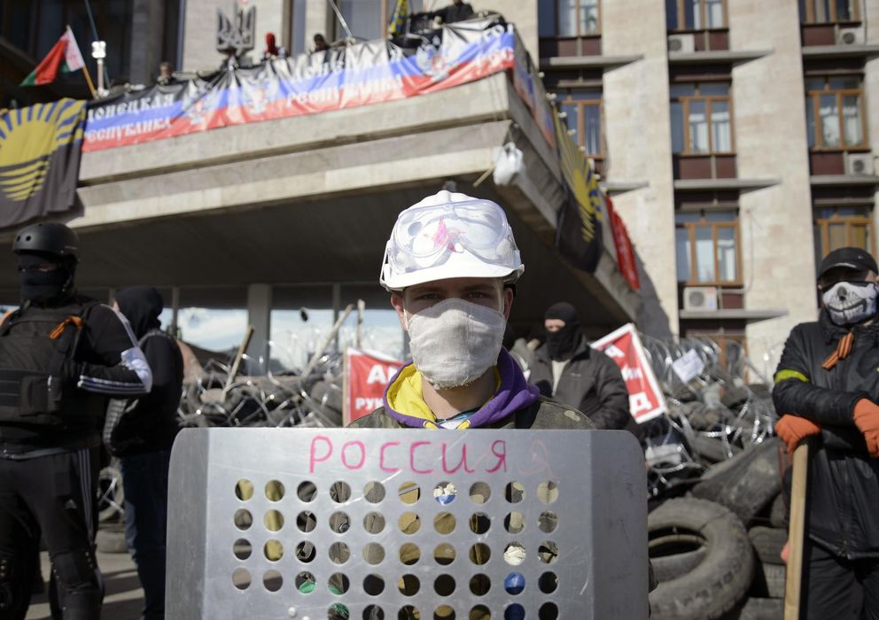 Foto: Manifestantes prorrusos protegen una barricada ante la sede del Gobierno regional en Donétsk, al este de Ucrania (Reuters).