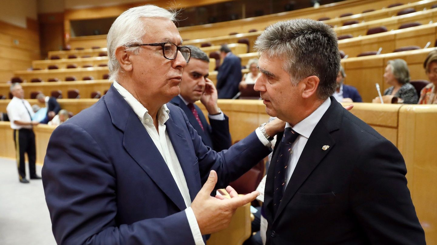 Javier Arenas conversa con Ignacio Cosidó en el Senado. (EFE/Mariscal)