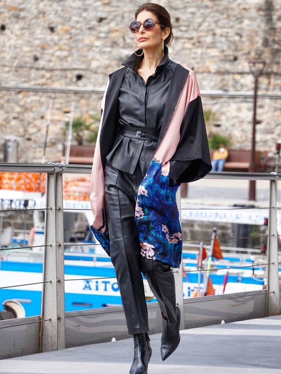 Pilar de Arce luce fabulosa con un total look de piel y un kimono colorido. (Instagram, @pilardearce)