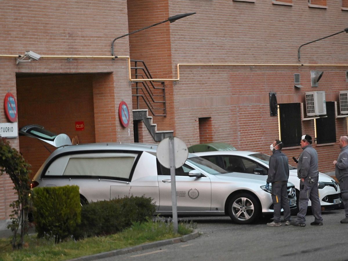 Foto: Un coche fúnebre, a las puertas del hospital Príncipe de Asturias de Alcalá de Henares, uno de los principales focos de coronavirus en Madrid. (EFE)
