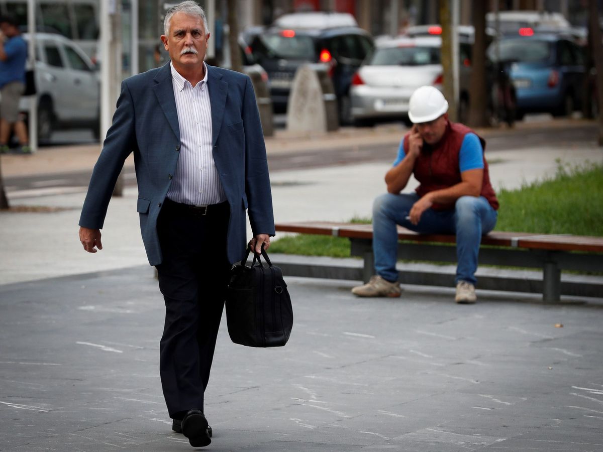 Foto: Víctor Bravo a su llegada al Palacio de Justicia de San Sebastián durante el juicio en septiembre. (EFE)