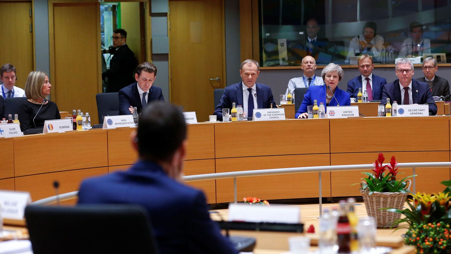 Theresa May y el presidente del Consejo Europeo, Donald Tusk, durante la cumbre extraordinaria en Bruselas. (Reuters)