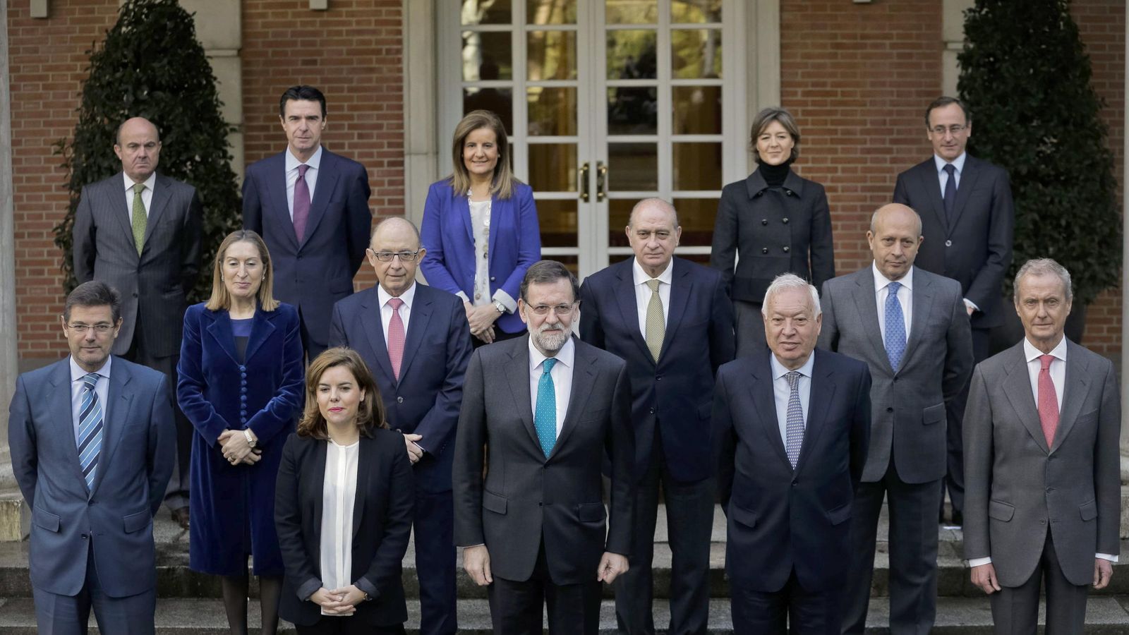 Foto: El presidente del Gobierno, Mariano Rajoy (c), rodeado por su equipo de ministros. (EFE)