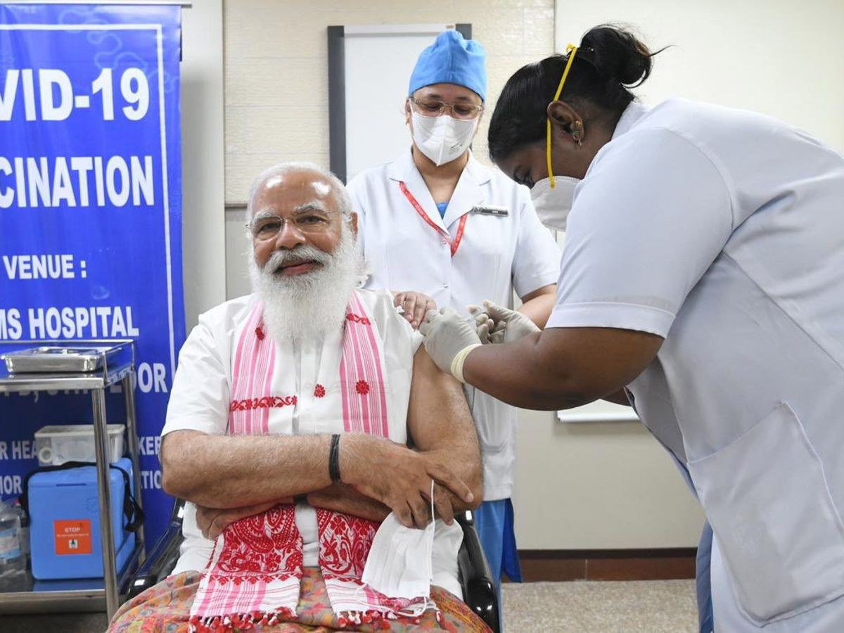 Foto: El primer ministro indio, Narendra Modi, recibe una dosis de la vacuna contra el covid-19. (EFE)