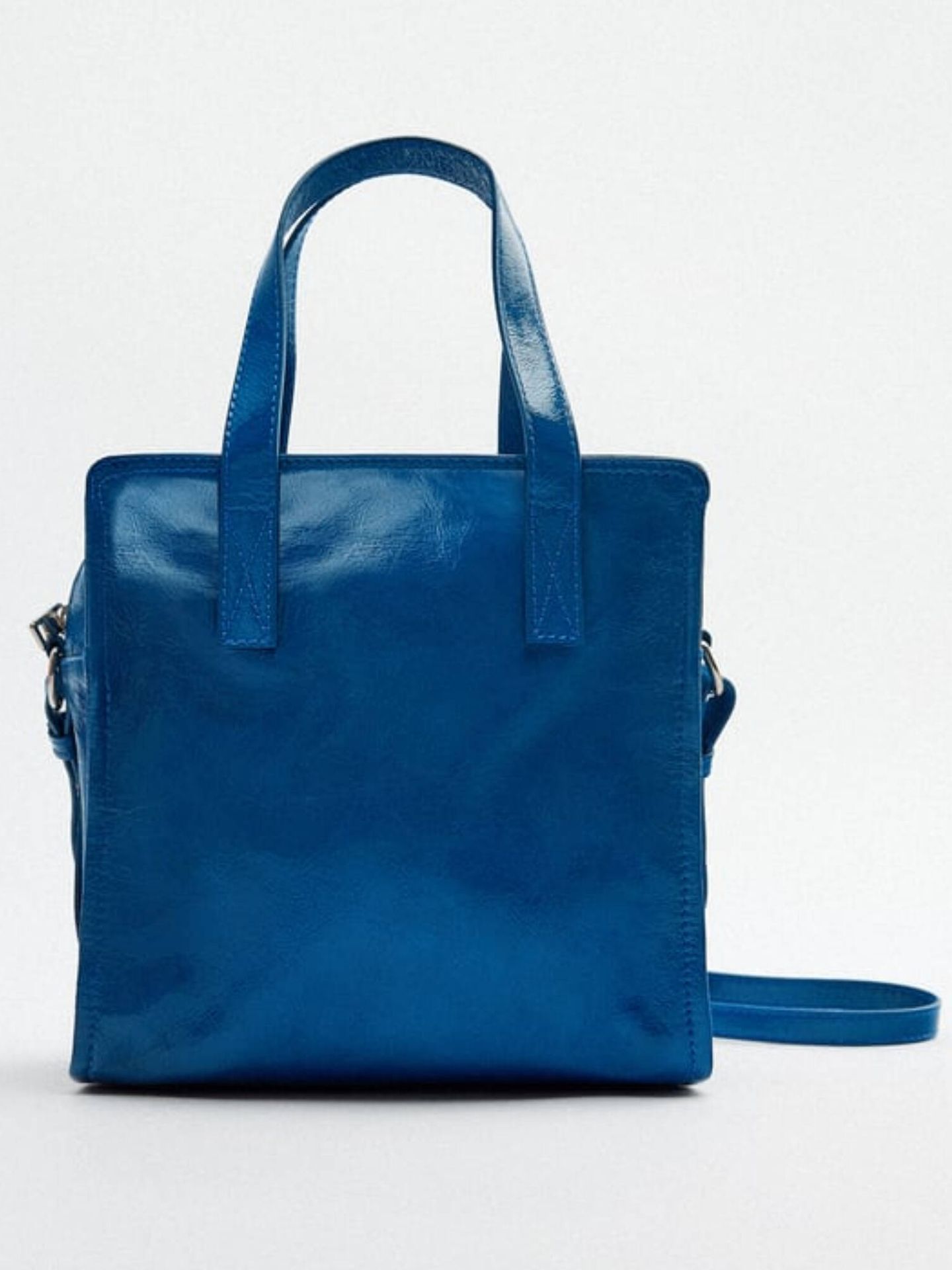El color de este bolso es para perderse en él. (Zara/Cortesía)