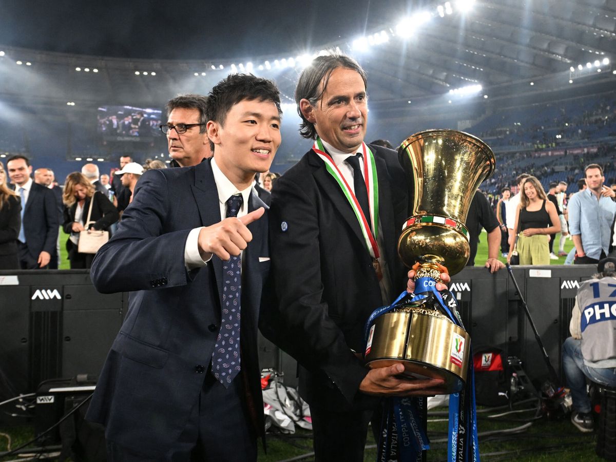 Foto: El presidente Steven Zhang posa junto al entrenador Inzaghi con el título de la última Copa. (Foto: Reuters)