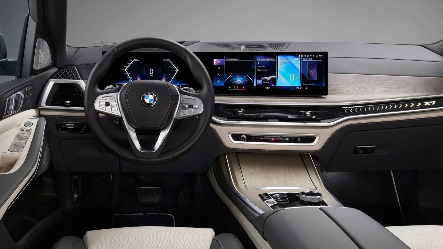 El interior introduce el nuevo sistema iDrive de BMW con la BMW Curved Display.