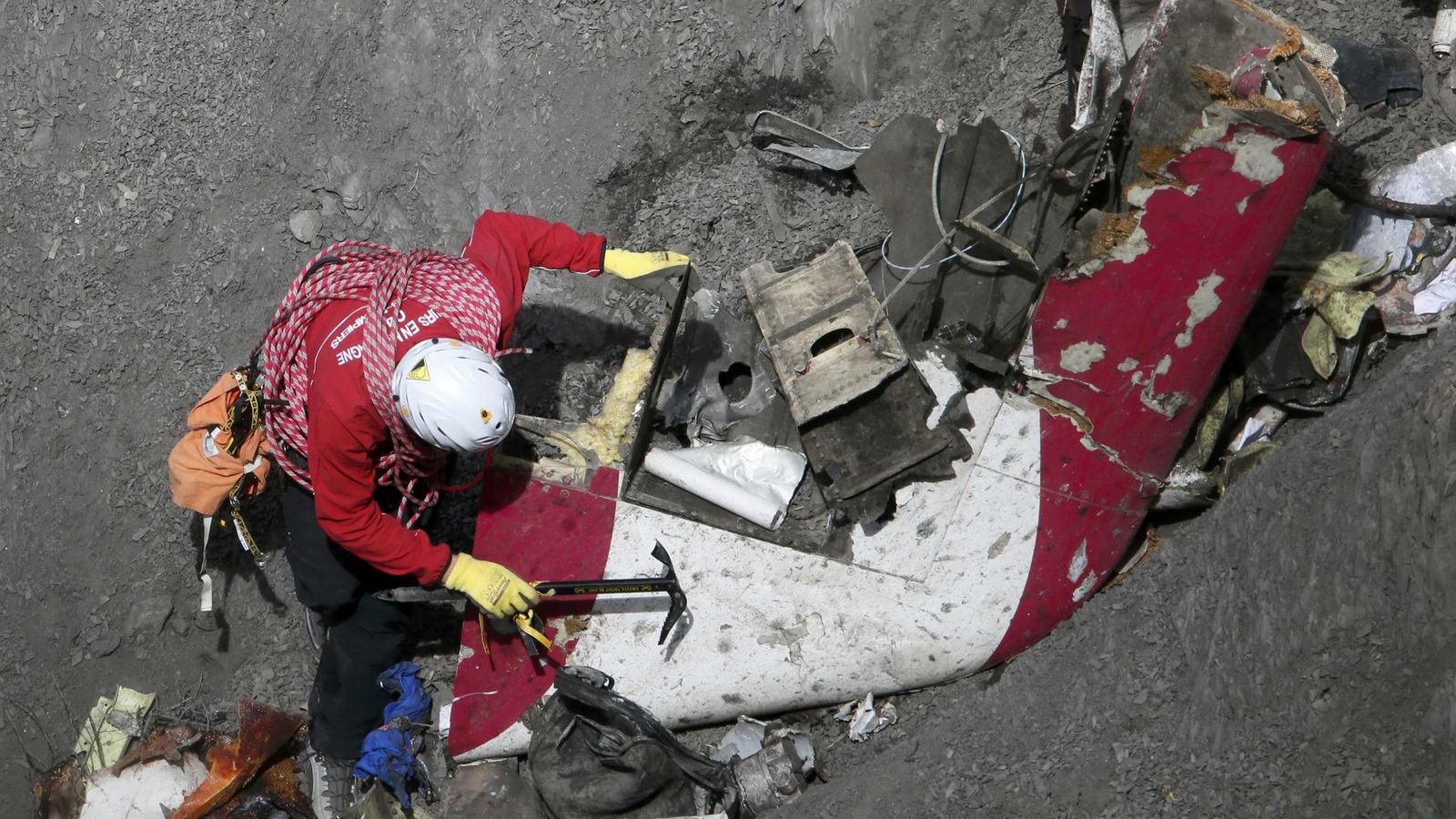 Foto: Uno de los trabajadores del equipo de rescate del avión siniestrado en los Alpes. (Reuters)
