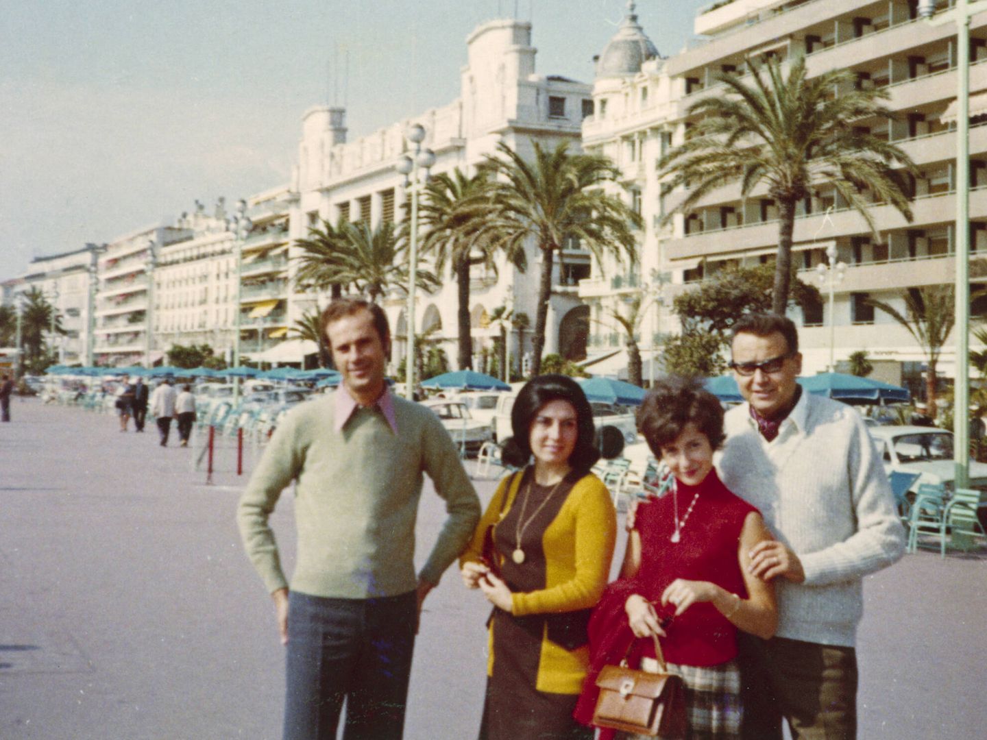 Escarrer y su mujer, junto a Juan Vives, exvicepresidente de Meliá, en el Paseo Marítimo de Palma. (Cedida)