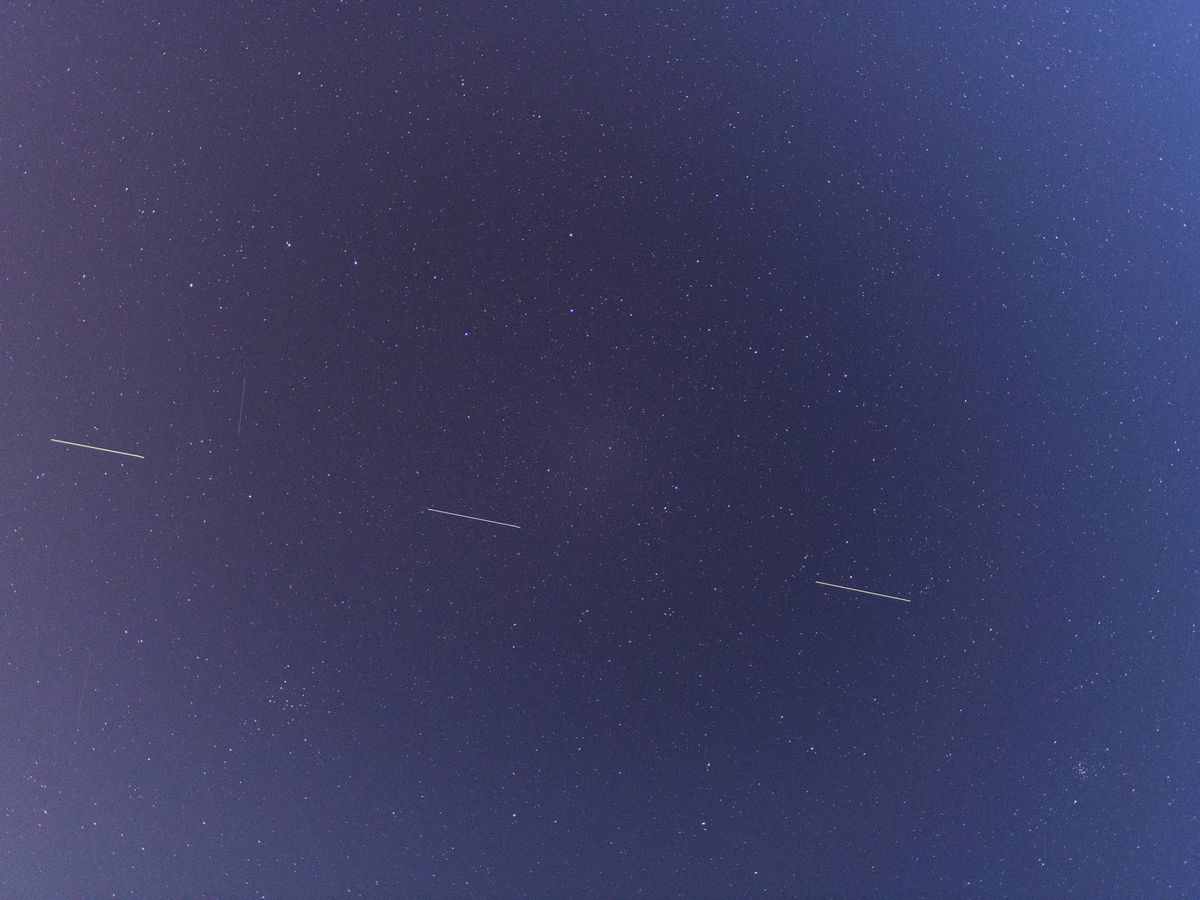 Foto: Satélites Starlink en el cielo nocturno (iStock)