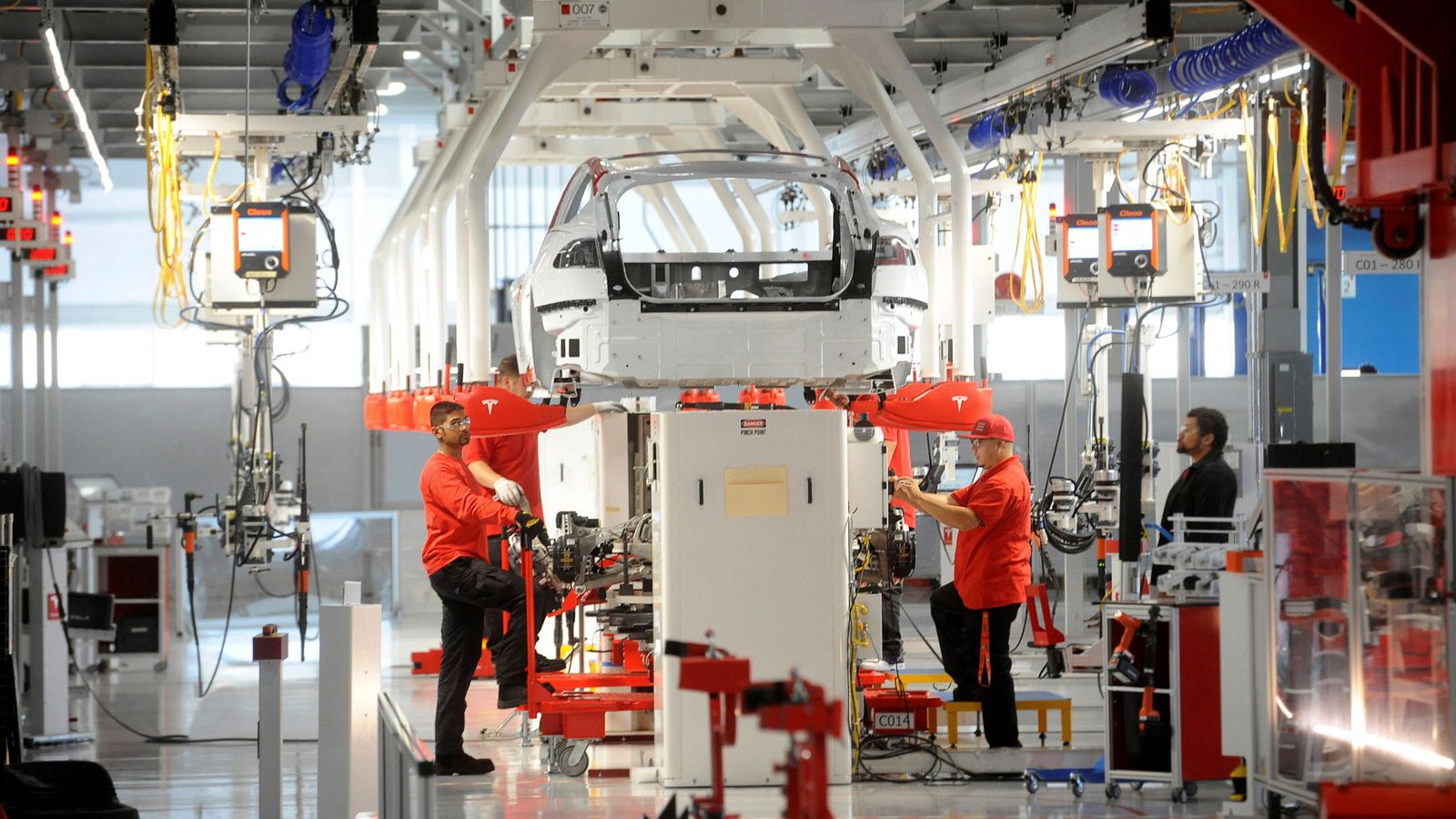 Foto: Empleados en una fábrica de Tesla. (Reuters)