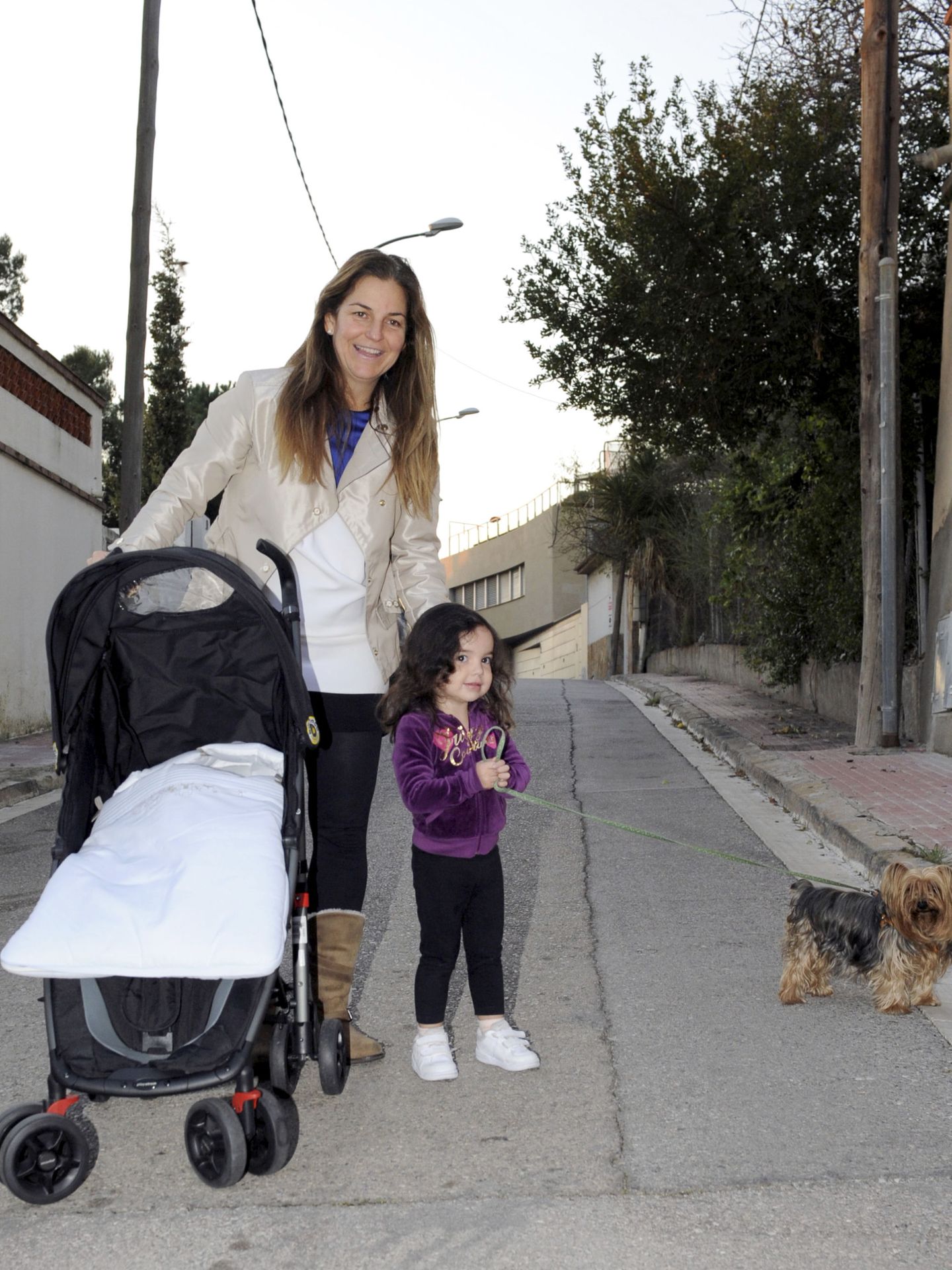 Arantxa Sánchez Vicario pasea por Esplugues con su hija.