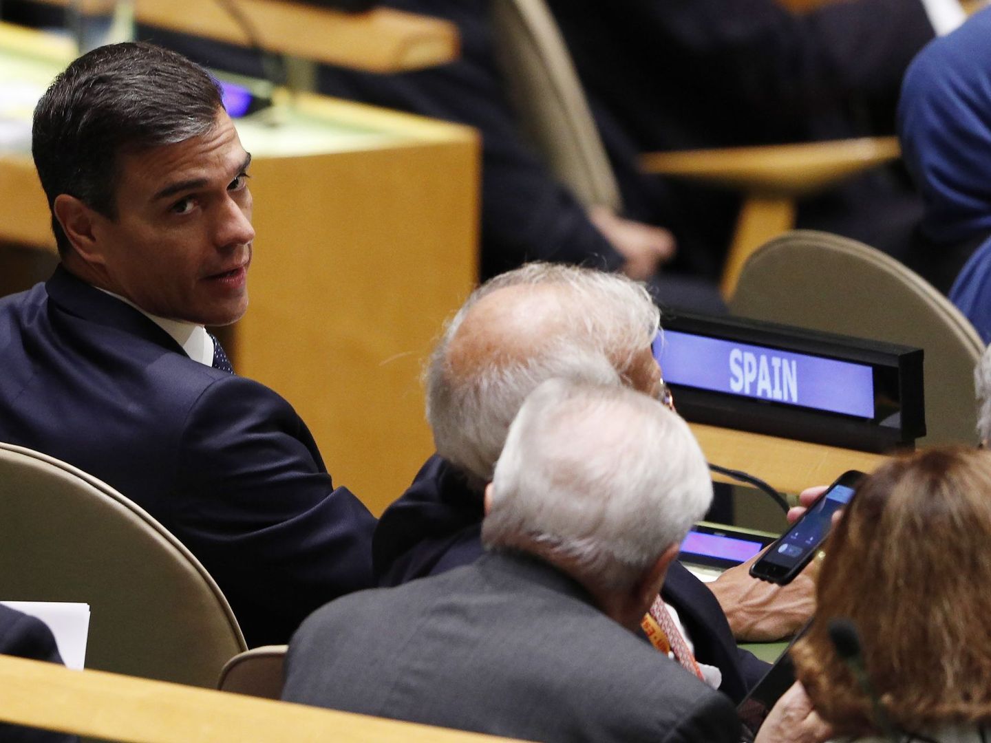 El jefe del Gobierno español, Pedro Sánchez (i), asiste a la apertura del nuevo periodo de sesiones de la Asamblea General de la ONU. (EFE)