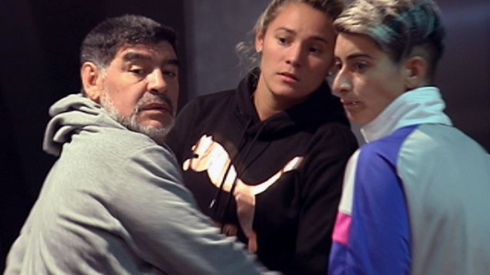 Foto: El exfutbolista Diego Maradona (i), junto a su novia, Rocío Oliva (c), tras su llegada a Madrid. (EFE)