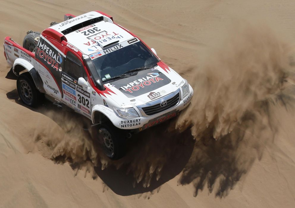 Foto: Imagen de uno de los coches participantes en el Dakar (Reuters).