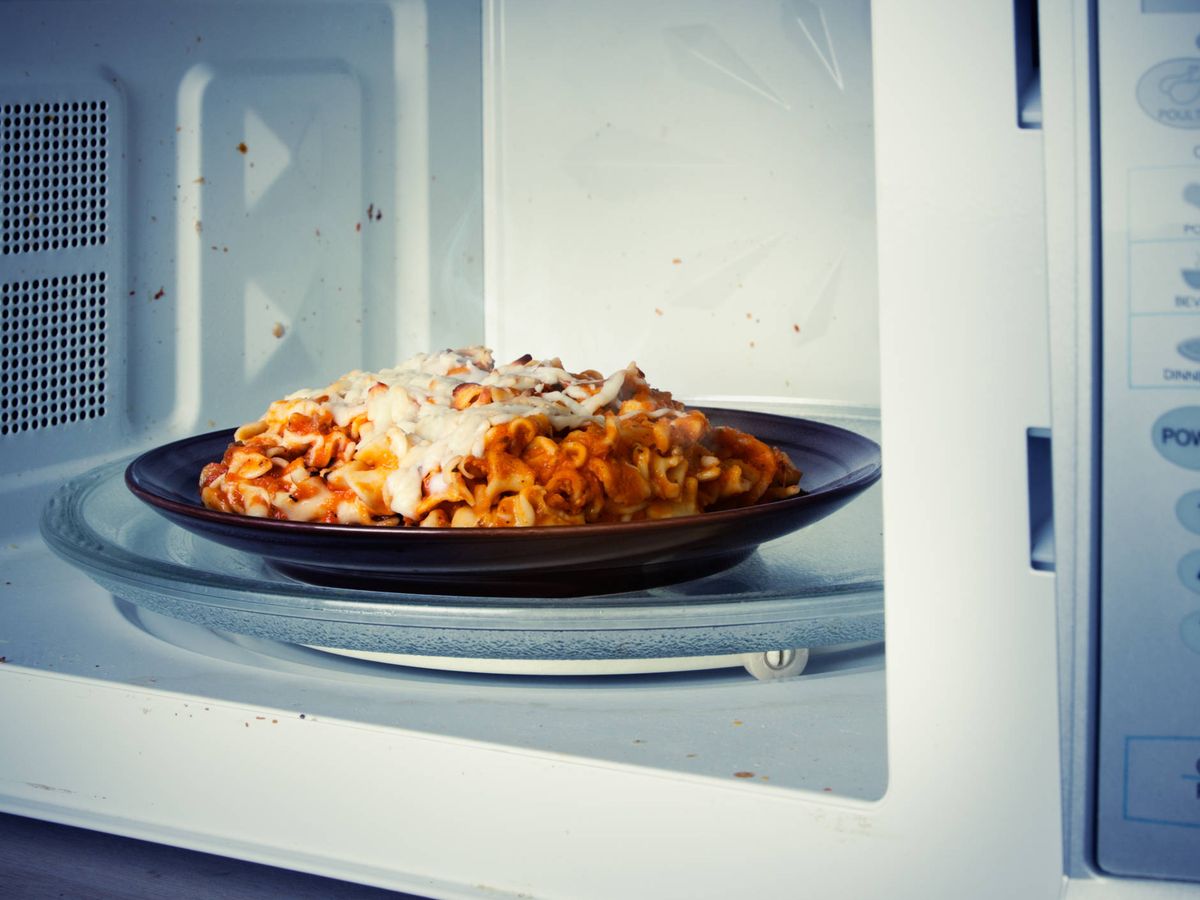 Foto: Lasaña ya cocinada calentándose en un microondas. (iStock)