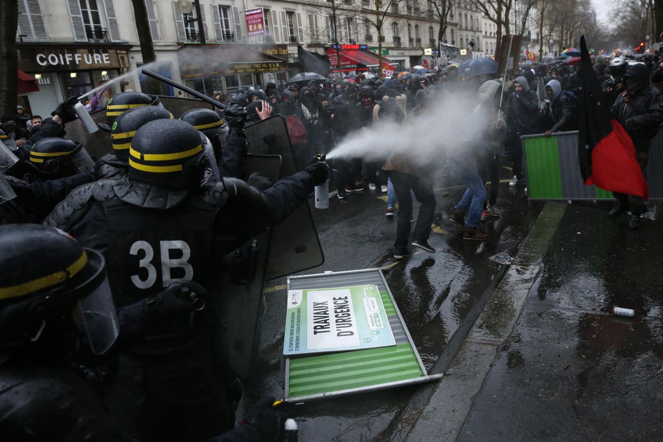 Enfrentamientos entre manifestantes y la policía durante las protestas en París (Reuters).