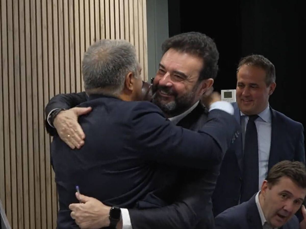 Foto: El abrazo de Joan Laporta y José Ángel Sánchez. (@LaLigaCorp).