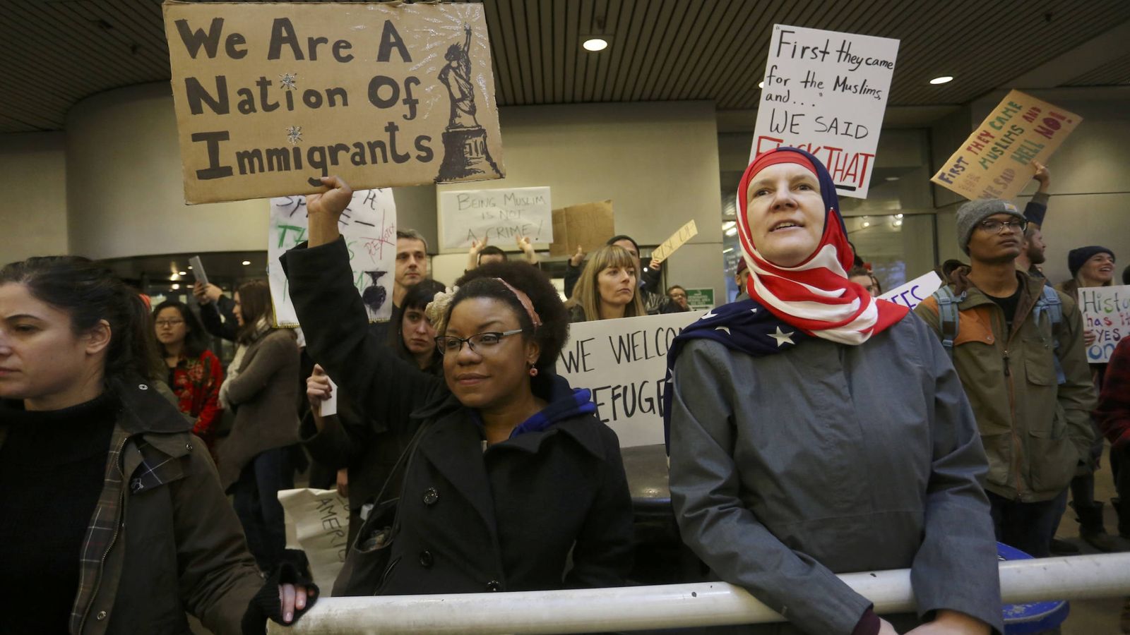 Foto: Activistas protestan en el Portland International Airport contra el veto migratorio impuesto por Trump. (Reuters)