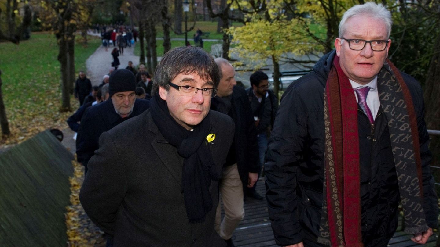 Carles Puigdemont recorre el centro de Brujas guiado por el senador Pol van den Driessche. (EFE)