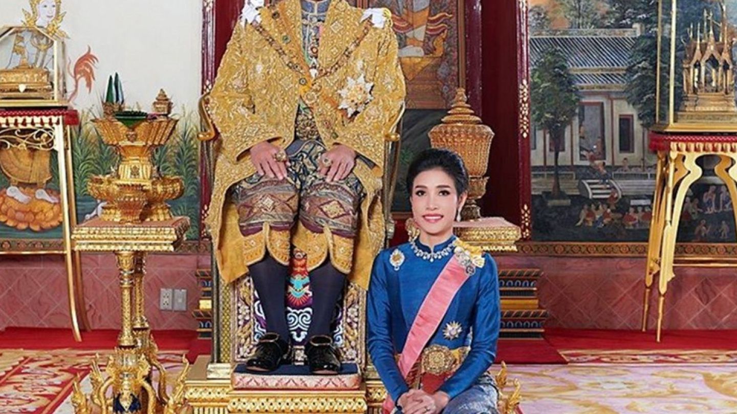 El rey de Tailandia y su concubina oficial, Sineenat Wongvajirapakdi. (EFE)