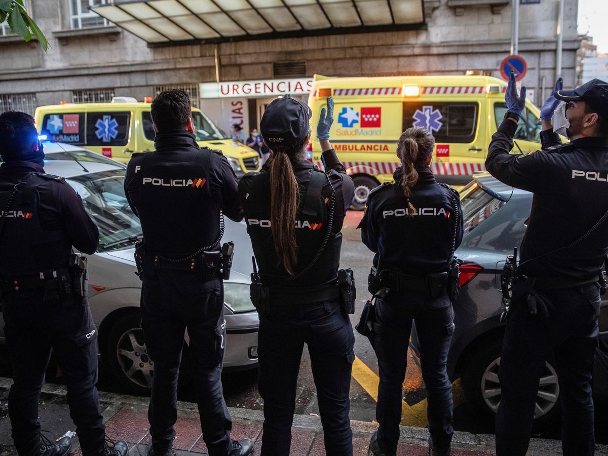 Foto: Agentes de la Policía Nacional aplauden este lunes al personal sanitario del Hospital de la Princesa de Madrid. (EFE)