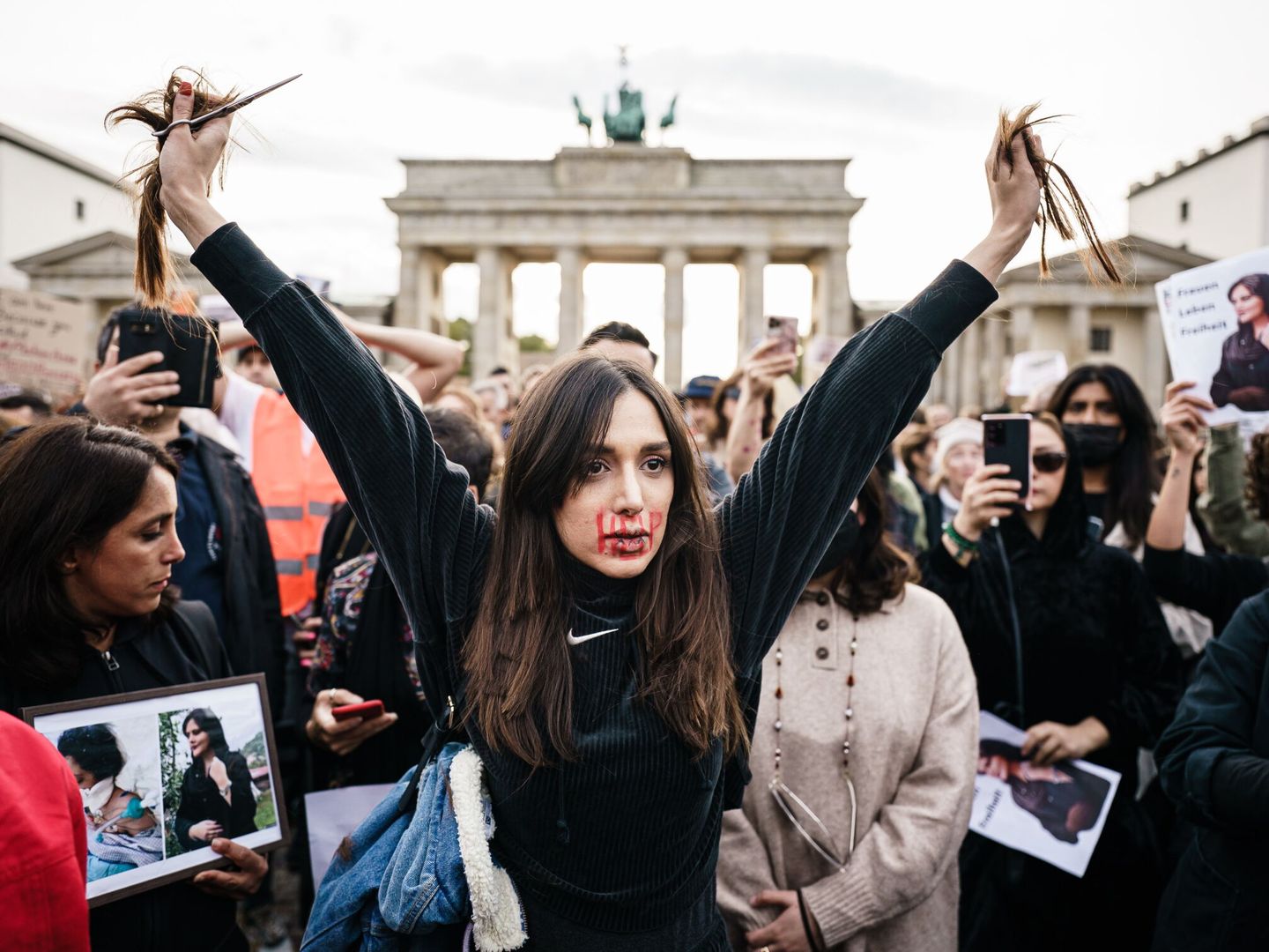 Protesta en Berlín por la muerte de Mahsa Amini. (EFE/EPA/Clemens Bilan) 