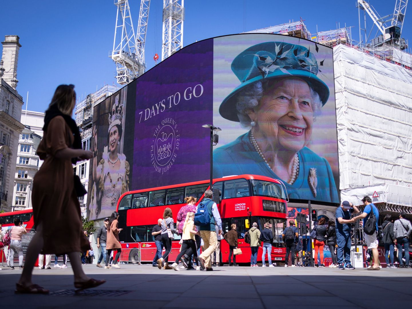 Preparación del jubileo de la Reina en Londres. (EFE/Tolga Akmen) 