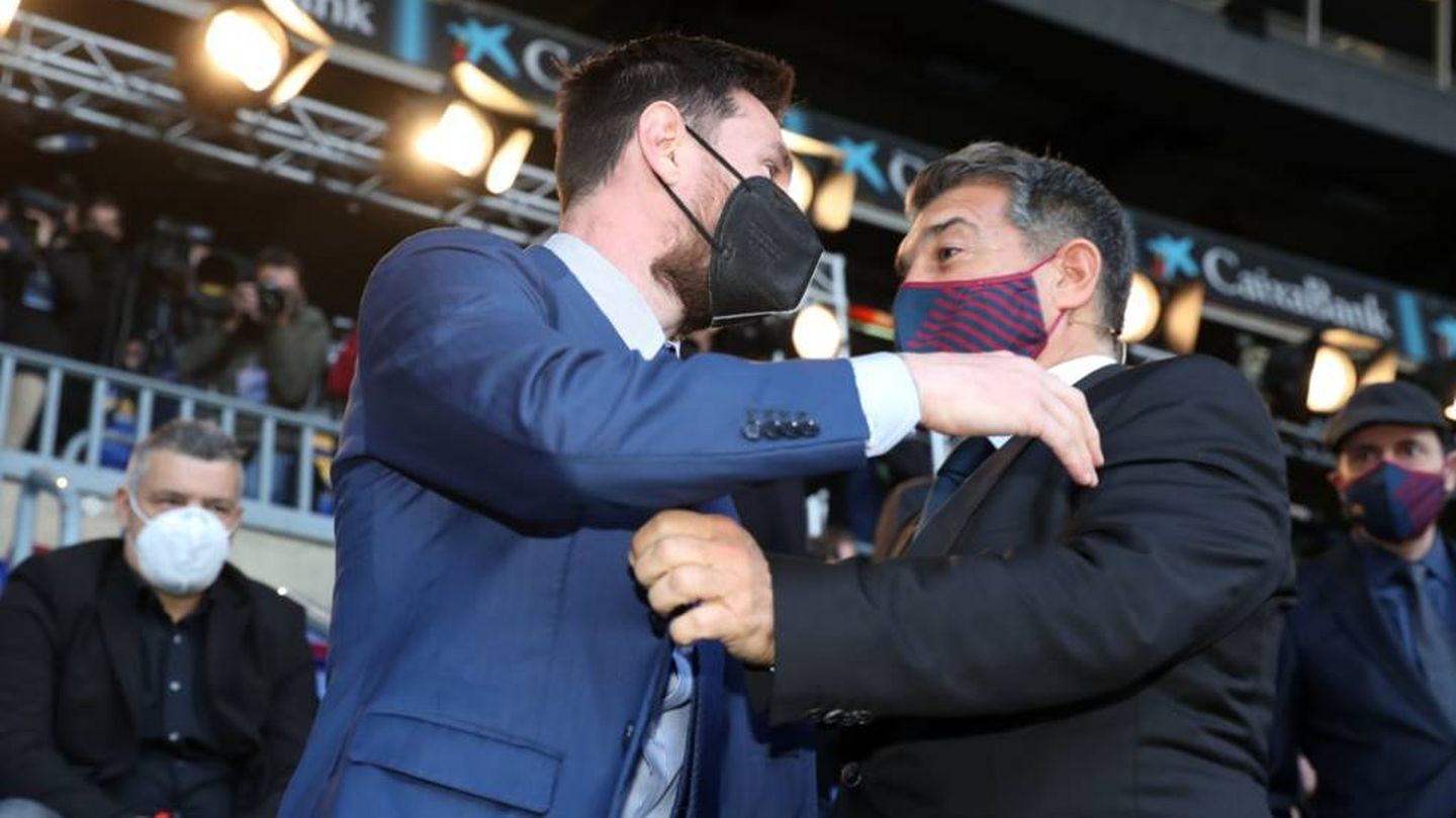 Messi y Laporta en el acto de investidura del presidente del Barcelona. (Efe)