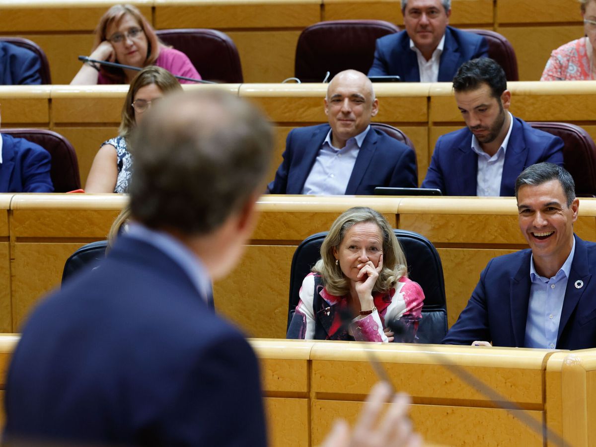 Foto: El presidente del Gobierno, Pedro Sánchez, escucha a Feijóo en una sesión del Senado. (EFE/Juanjo Martín)