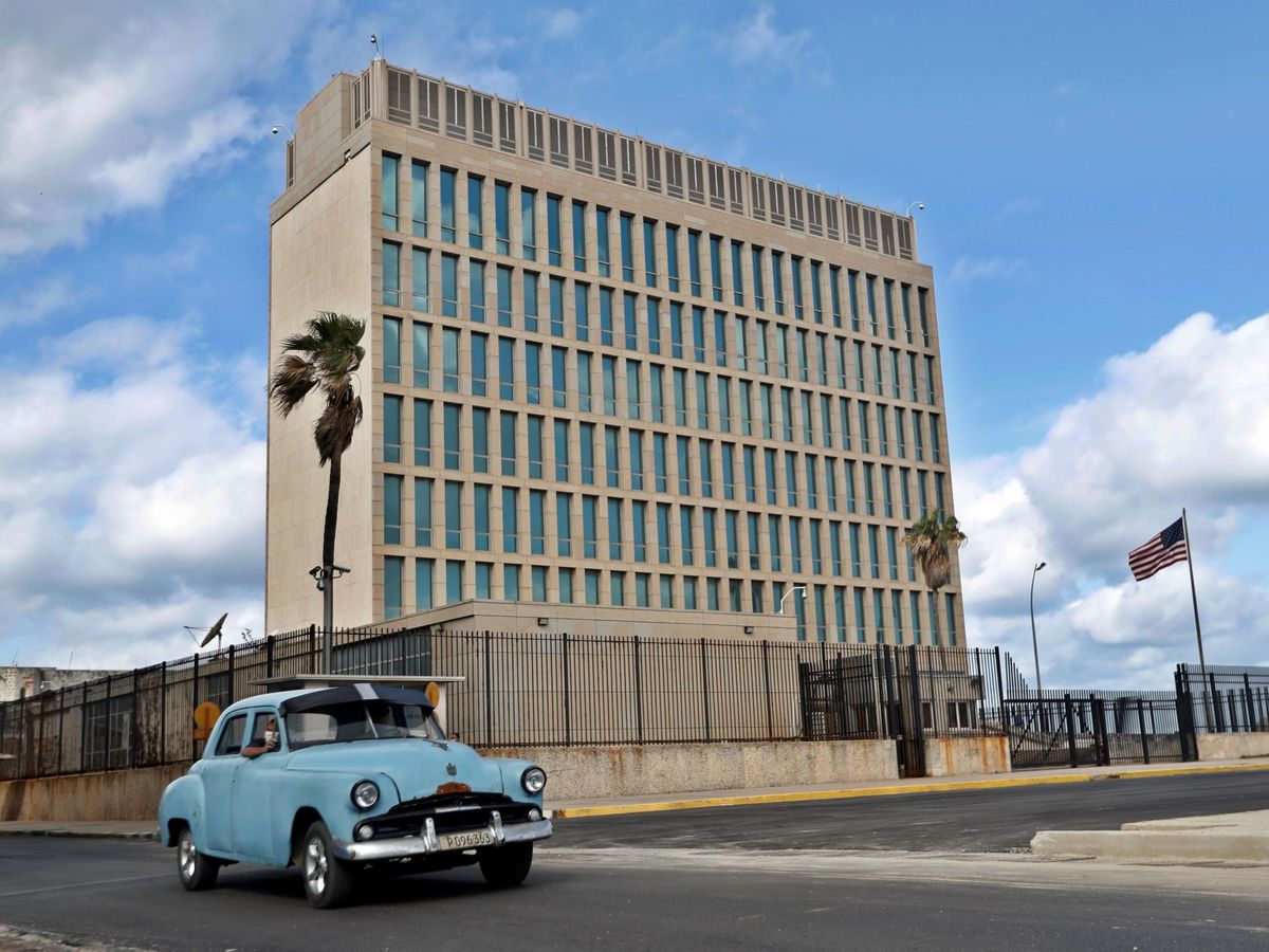 Foto: Vista exterior de la embajada de Estados Unidos en La Habana.
