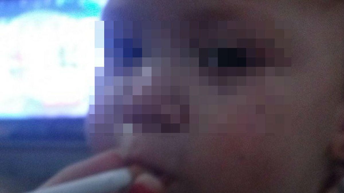 Una madre publica una foto de su hija fumando con tan sólo un año