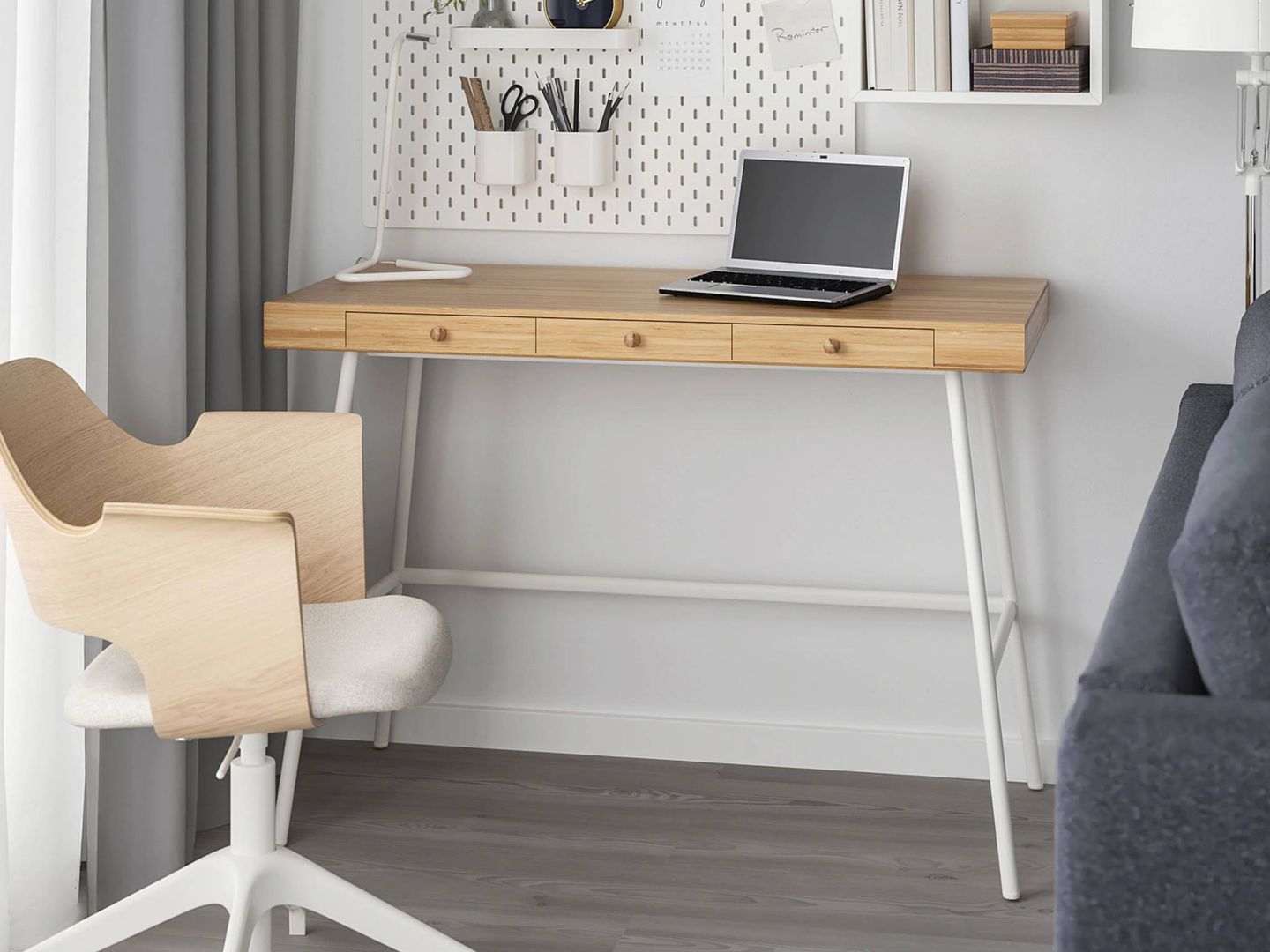 Elegantes escritorios de trabajo de Ikea. (Cortesía)