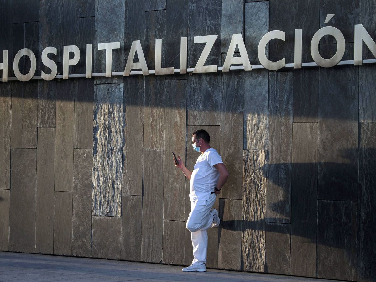 Foto: Un sanitario en el exterior del Hospital Universitario Central de Asturias (HUCA). (EFE/ Alberto Morante)