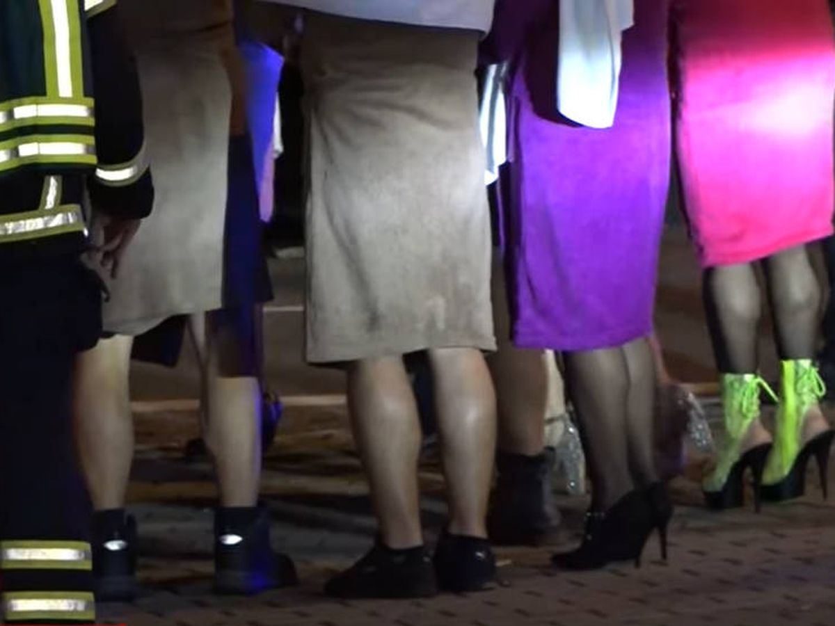 Foto: Los asistentes a la fiesta tuvieron que salir en ropa interior y tapados apenas por toallas (Foto: YouTube)