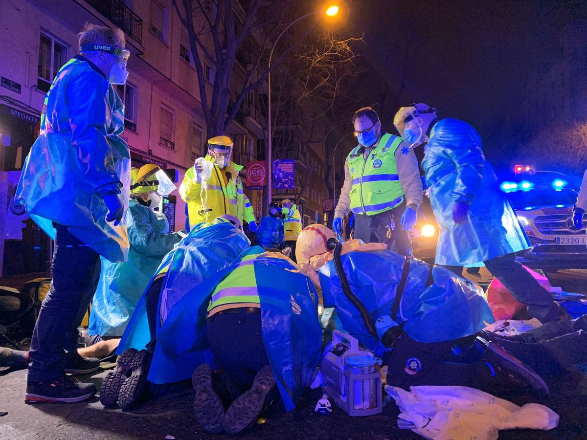 Foto: Sanitarios tras el accidente. (Emergencias Madrid)