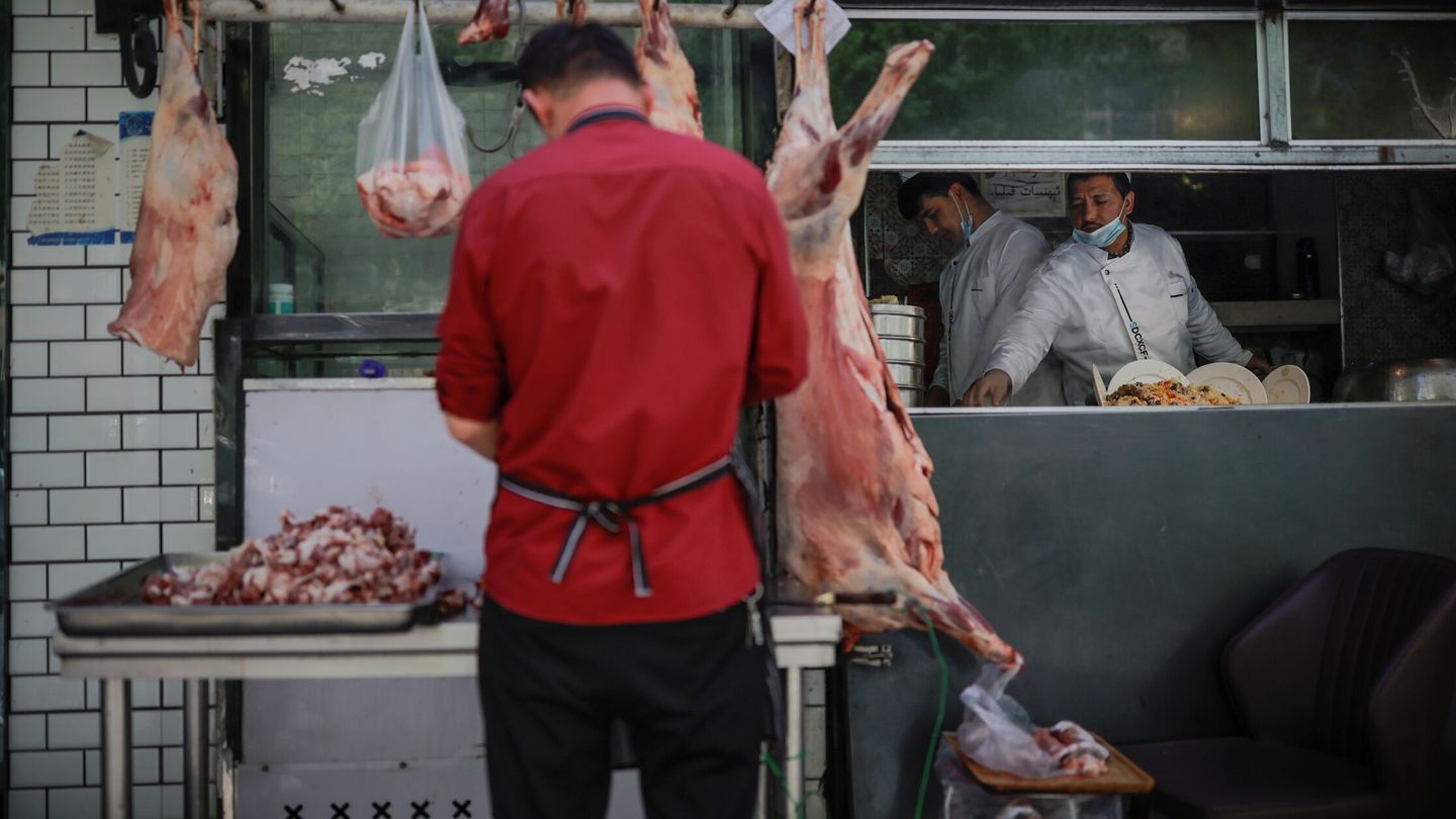 Un hombre trabaja en la región de Xinjiang. (Reuters/Thomas Peter)